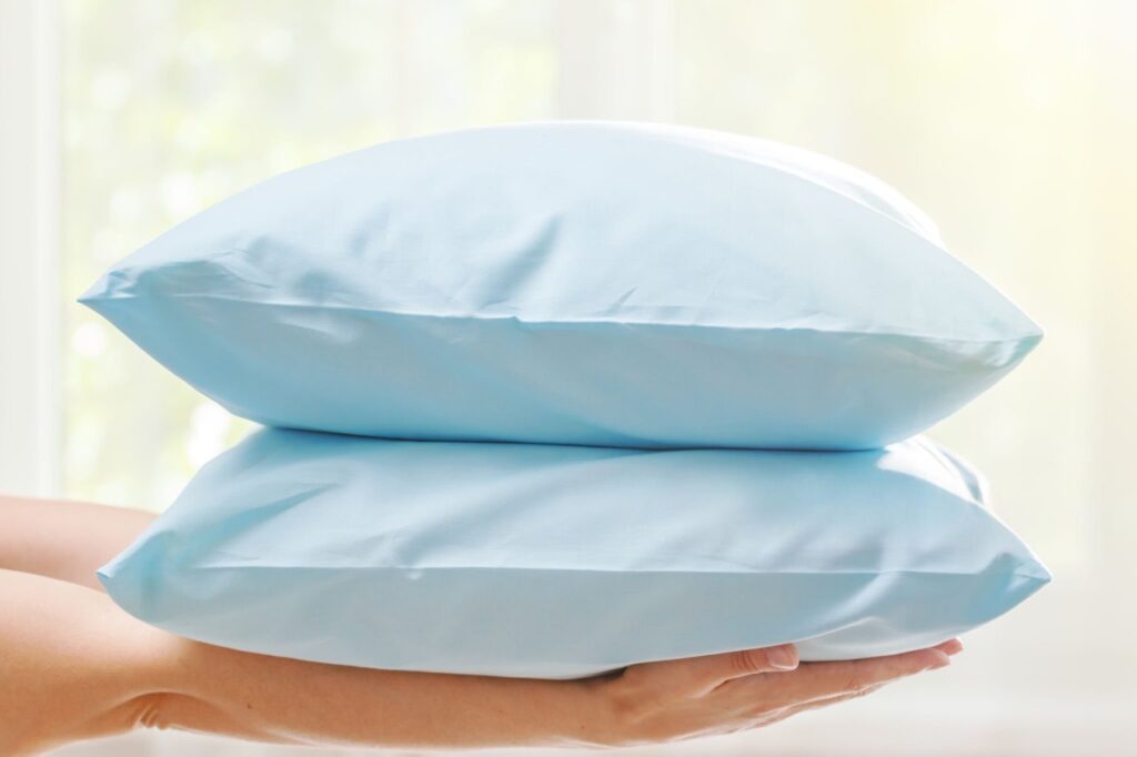 How to stack pillows like luxury hotels - TikTok's proper pillow arrangement