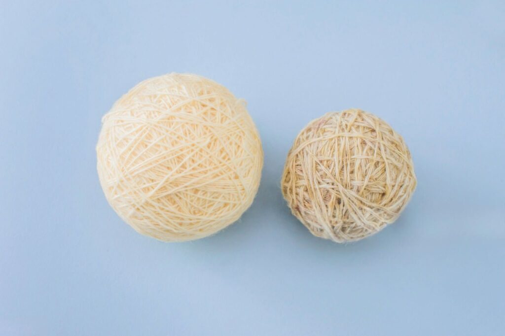 The secret scam: Many "1000-thread-count" sheets use multi-ply yarns (right)—twisting cheap threads together—and count each strand as an individual thread to inflate the number.
